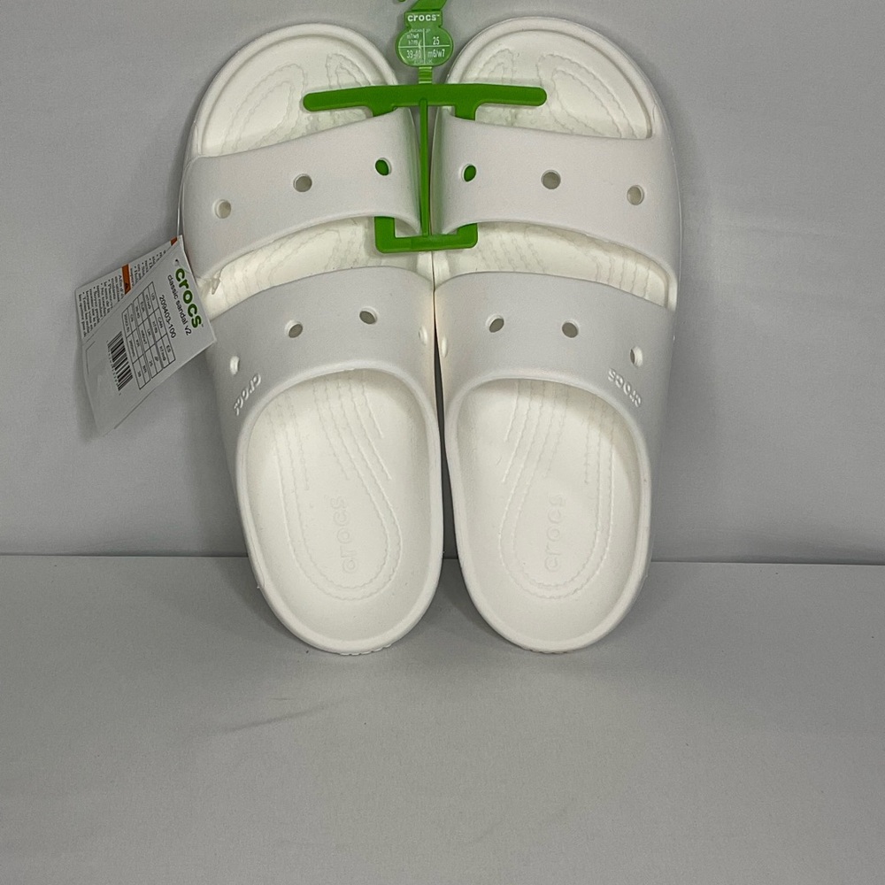 CROCS women’s White Classic Sandals v2